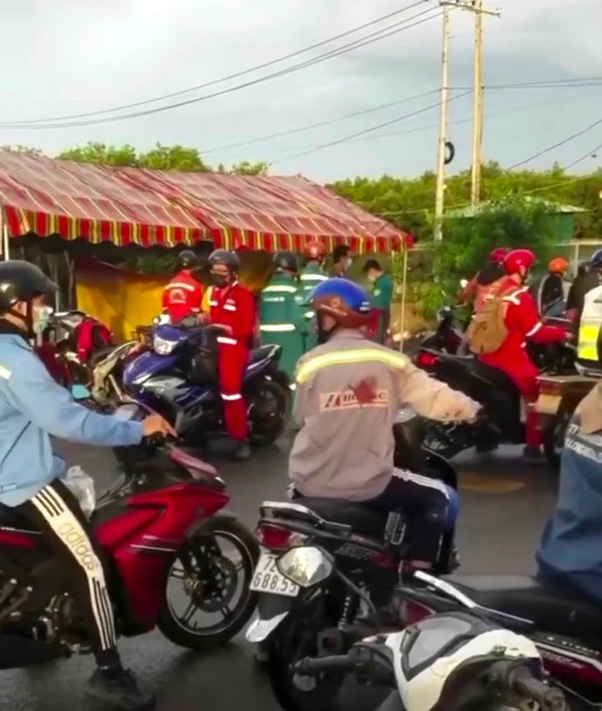 Trong sáng ngày đầu tiên thực hiện giãn cách theo Chỉ thị 16, nhiều người lao động đi làm buộc phải quay đầu trở về TP.Vũng Tàu.