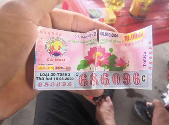 Do bản quản không cẩn thận nên tấm vé trúng thưởng bị rách.