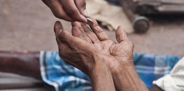 Cô gái dùng 2 tỷ đồng để làm từ thiện giúp đỡ những người khó khăn. Cô gái dùng 2 tỷ đồng để làm từ thiện giúp đỡ những người khó khăn.