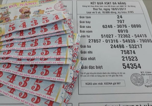 Tra cứu kết quả xổ số ngay tại quầy bán vé.