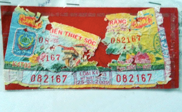 Tấm vé trúng thưởng lớn nhưng bị rách nát nghiêm trọng.