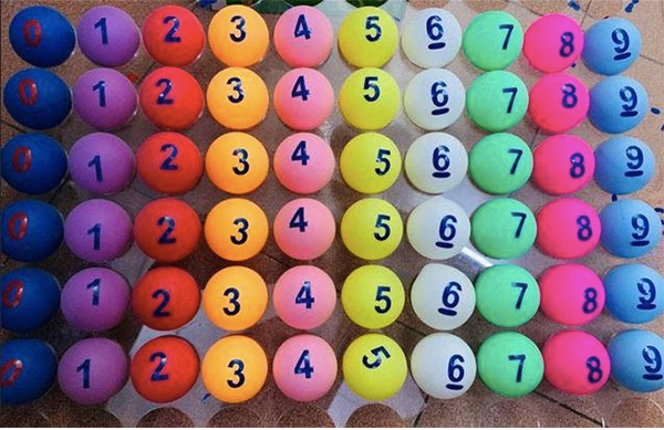 6 bộ bóng nhựa tổng hợp được sử dụng trong quay số. 6 bộ bóng nhựa tổng hợp được sử dụng trong quay số.