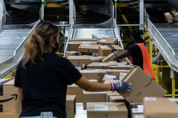 Amazon sử dụng hình thức quay số để thúc đẩy tiêm chủng với nhân viên. Amazon sử dụng hình thức quay số để thúc đẩy tiêm chủng với nhân viên.