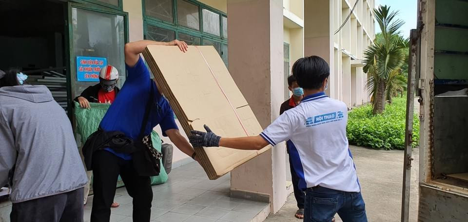 KTX yêu cầu sinh viên không để lại phòng những tài sản có giá trị, các đồ dùng còn lại sinh viên sắp xếp gọn gàng, đóng thùng hoặc đóng gói để đảm bảo tránh hư hỏng, ghi tên lên từng thùng.