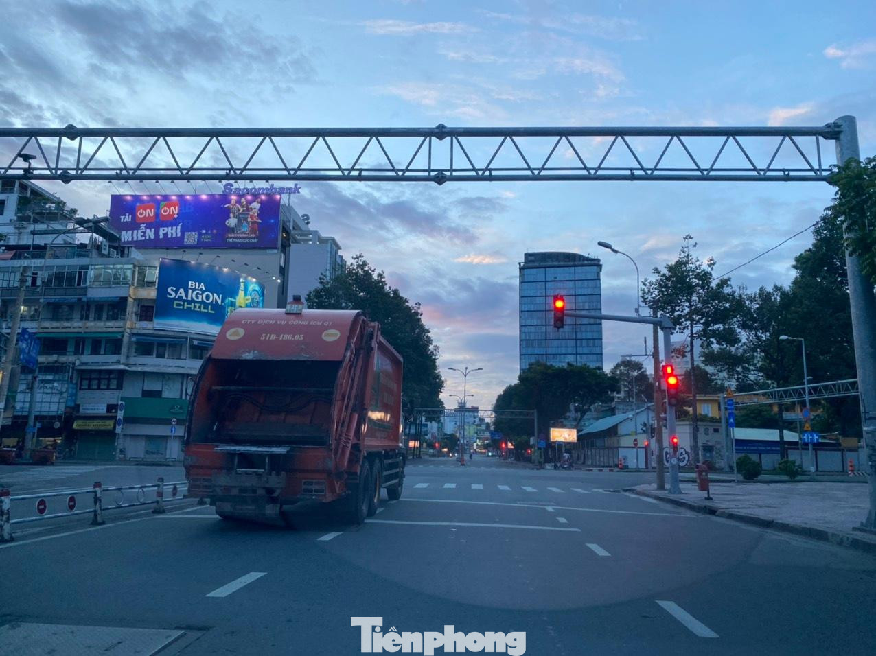 Ngay cả khi dừng đèn dỏ, cũng chỉ có xe vận chuyển rác thải.