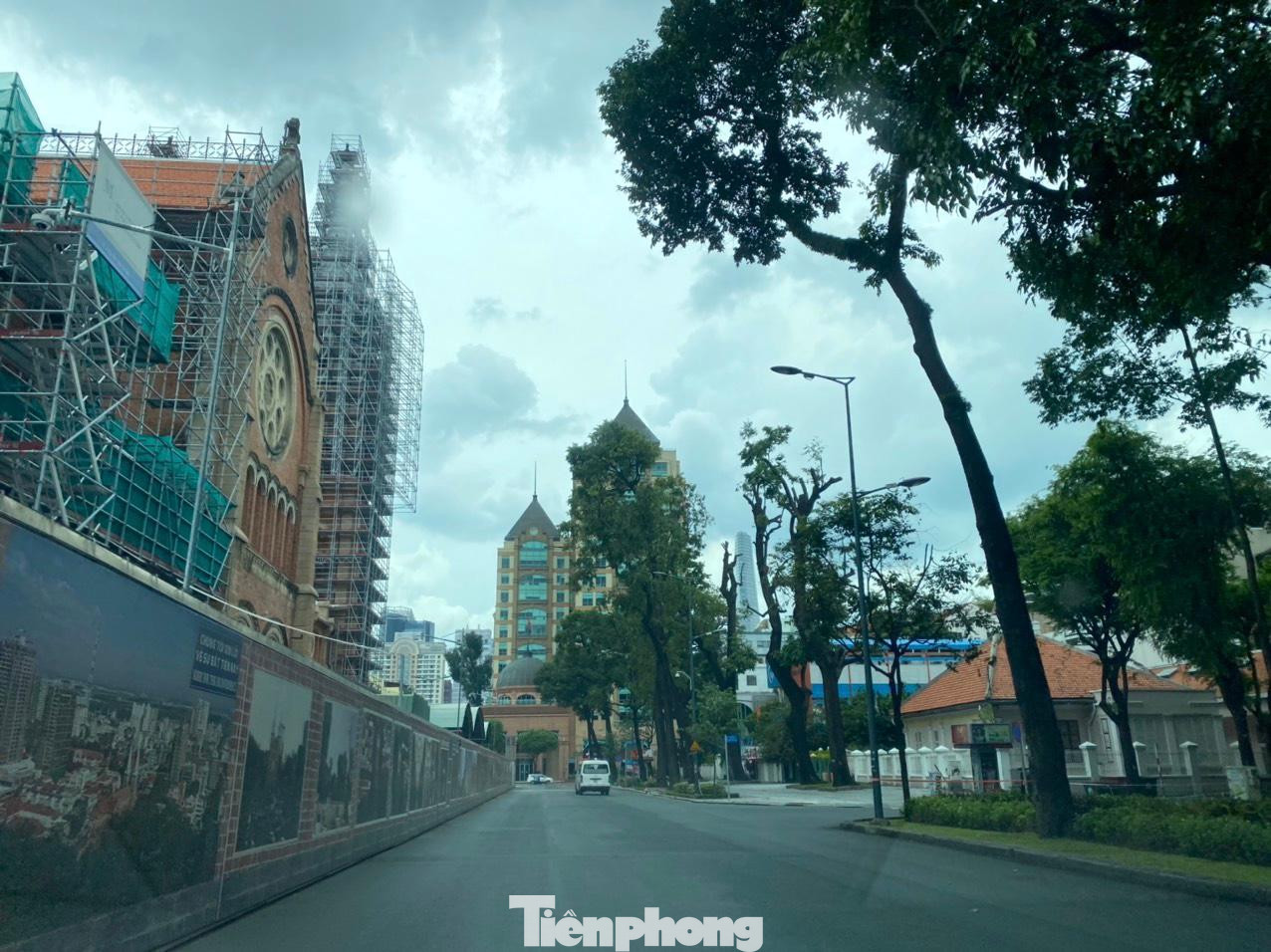 Chỉ có xe cứu thương chạy ngoài đường. Chỉ có xe cứu thương chạy ngoài đường.