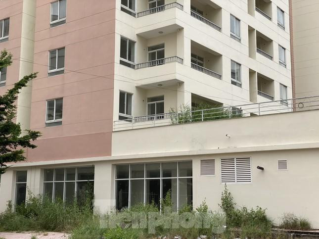 Để phục vụ công tác chăm sóc bệnh nhân COVID-19 tại TPHCM, đã có hàng trăm chiến sĩ thuộc Bộ Tư lệnh TPHCM cùng với hàng nghìn nhân viên y tế (bác sĩ, điều dưỡng) đang công tác tại các bệnh viện TPHCM, bệnh viện quận, huyện và các bệnh viện trực thuộc Bộ, ngành được điều động luân phiên đến công tác tại 4 bệnh viện dã chiến này.