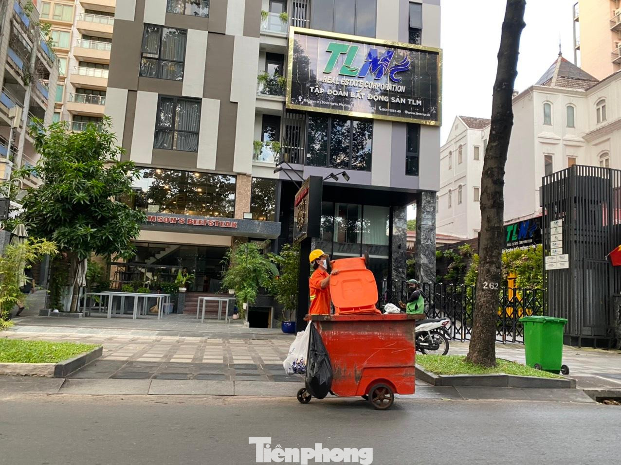 Trên đường, công nhân vệ sinh vẫn miệt mài làm việc.