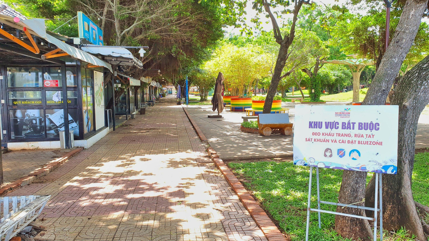 Các hàng quán đóng cửa. Ảnh: Nguyễn Nam.