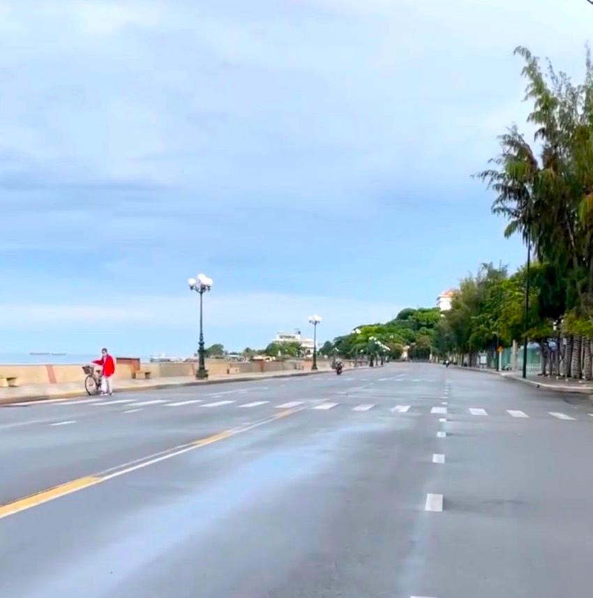 Các tuyến đường chạy dọc bãi trước và bãi sau của TP.Vũng Tàu vắng lặng.