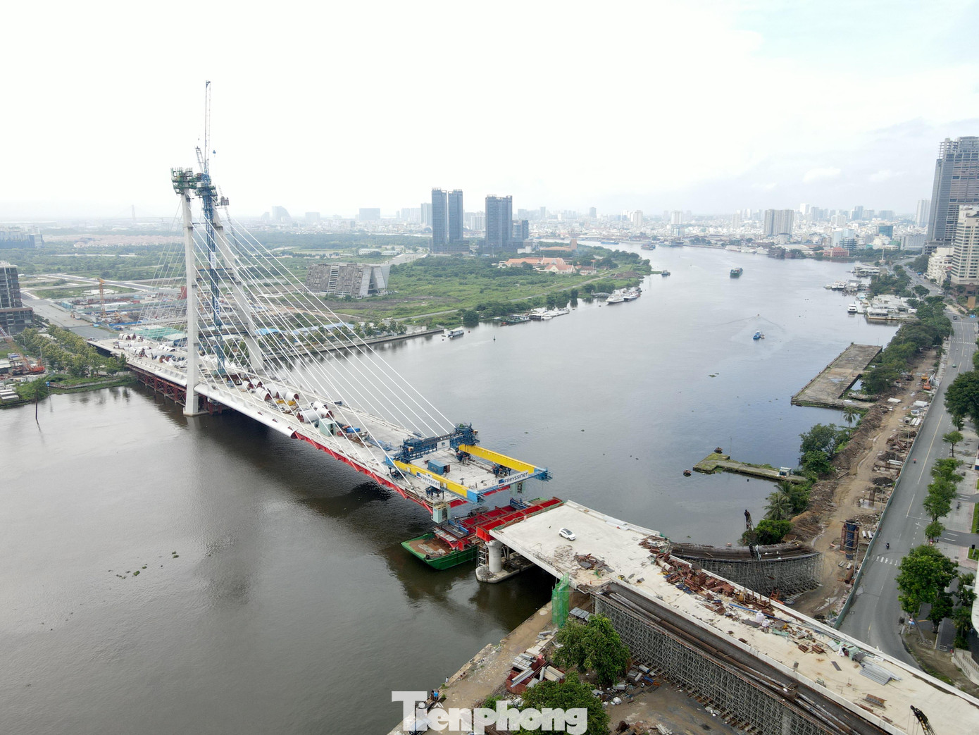 Theo đó, công trình đã hoàn thành lắp đặt đốt dầm AS16 - đốt dầm cuối cùng trong 17 dầm thép của phần cầu chính băng ngang sông Sài Gòn. Việc lắp xong đốt dầm này, nhịp chính dây văng cầu Thủ Thiêm 2 đã nối liền hai bên bờ sông.