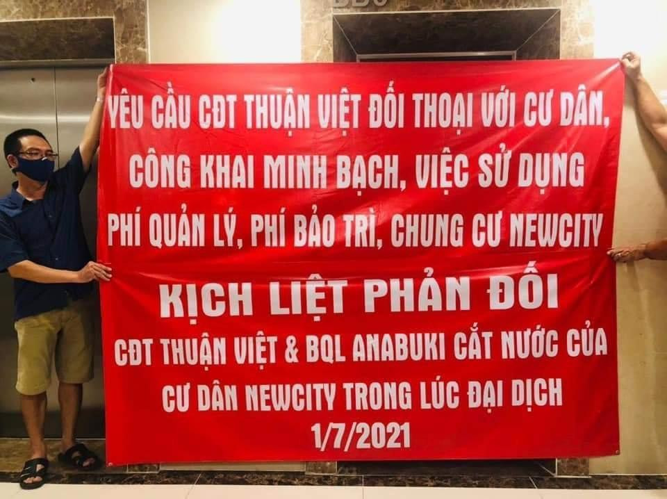 Cư dân chung cư New City Thủ Thiêm căng băng rôn phản đối chủ đầu tư và đơn vị quản lý. Cư dân chung cư New City Thủ Thiêm căng băng rôn phản đối chủ đầu tư và đơn vị quản lý.