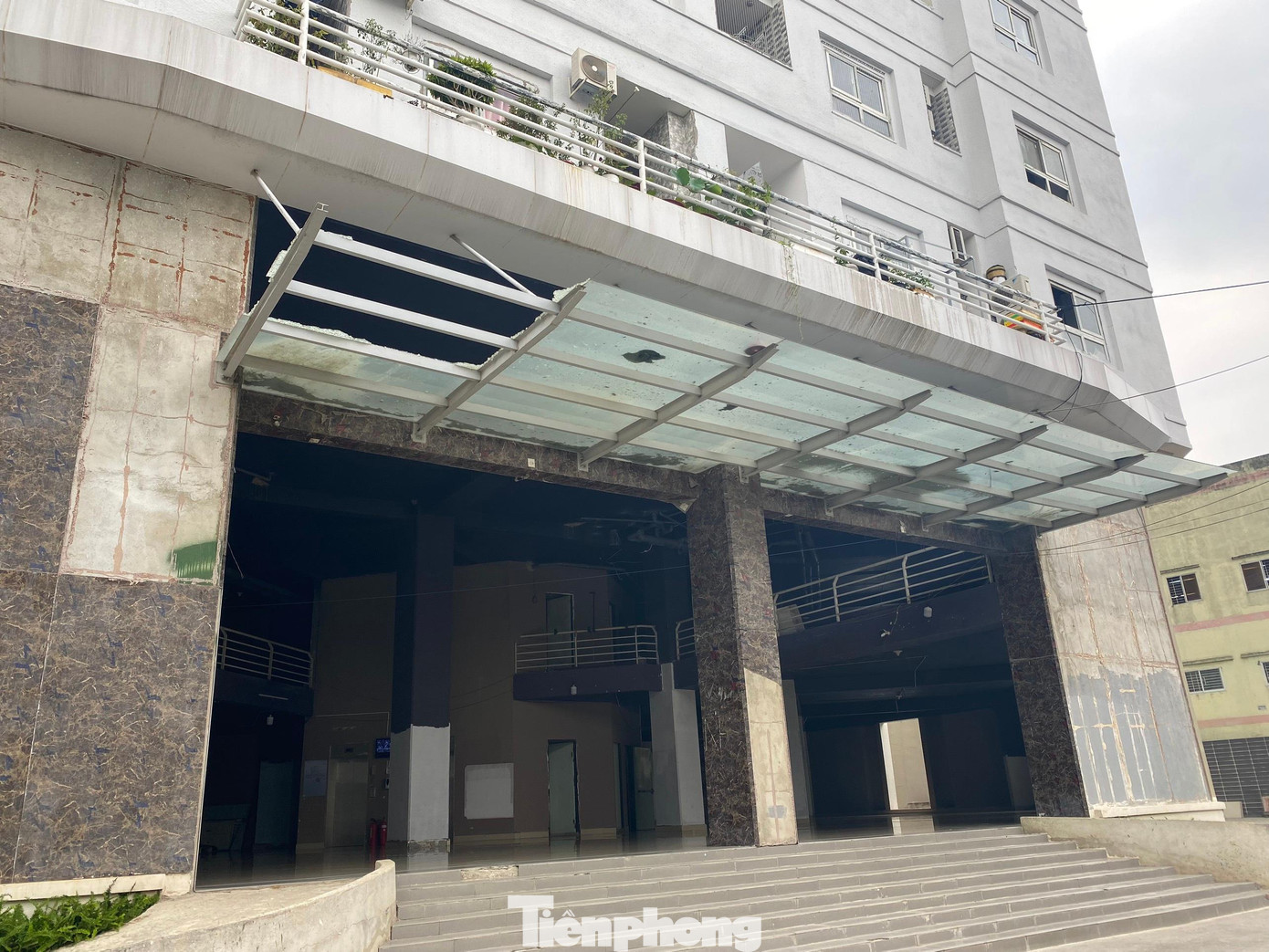 Lối đi vào chung cư, nhiều hạng mục chưa hoàn thiện.