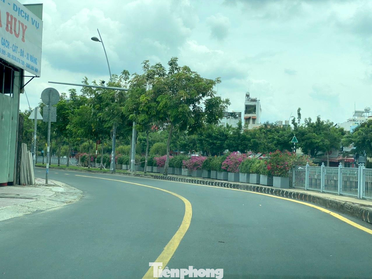 Các bệnh viện thuộc hệ thống y tế công lập đến nay hầu hết đã chuyển sang tiếp nhận, điều trị bệnh nhân COVID-19. Mọi trang thiết bị y tế đều được huy động đến mức tối đa nhưng không đủ khả năng đáp ứng. Các bệnh viện thuộc hệ thống y tế công lập đến nay hầu hết đã chuyển sang tiếp nhận, điều trị bệnh nhân COVID-19. Mọi trang thiết bị y tế đều được huy động đến mức tối đa nhưng không đủ khả năng đáp ứng.