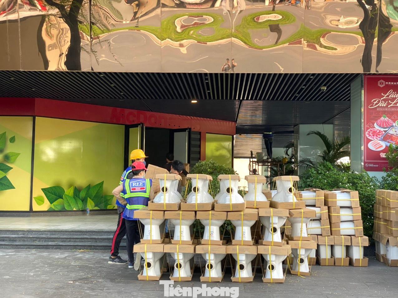 Hiện tại, hàng chục công nhân được điều động đến tòa nhà Thuận Kiều Plaza, quận 5, TPHCM để làm các công tác thành lập Bệnh viện Dã chiến thu dung số 5 điều trị COVID-19.