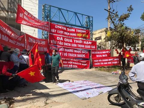Người dân mua căn hộ tại dự án Sơn Thịnh 3 nhiều lần căng băng rôn đòi nhà.
