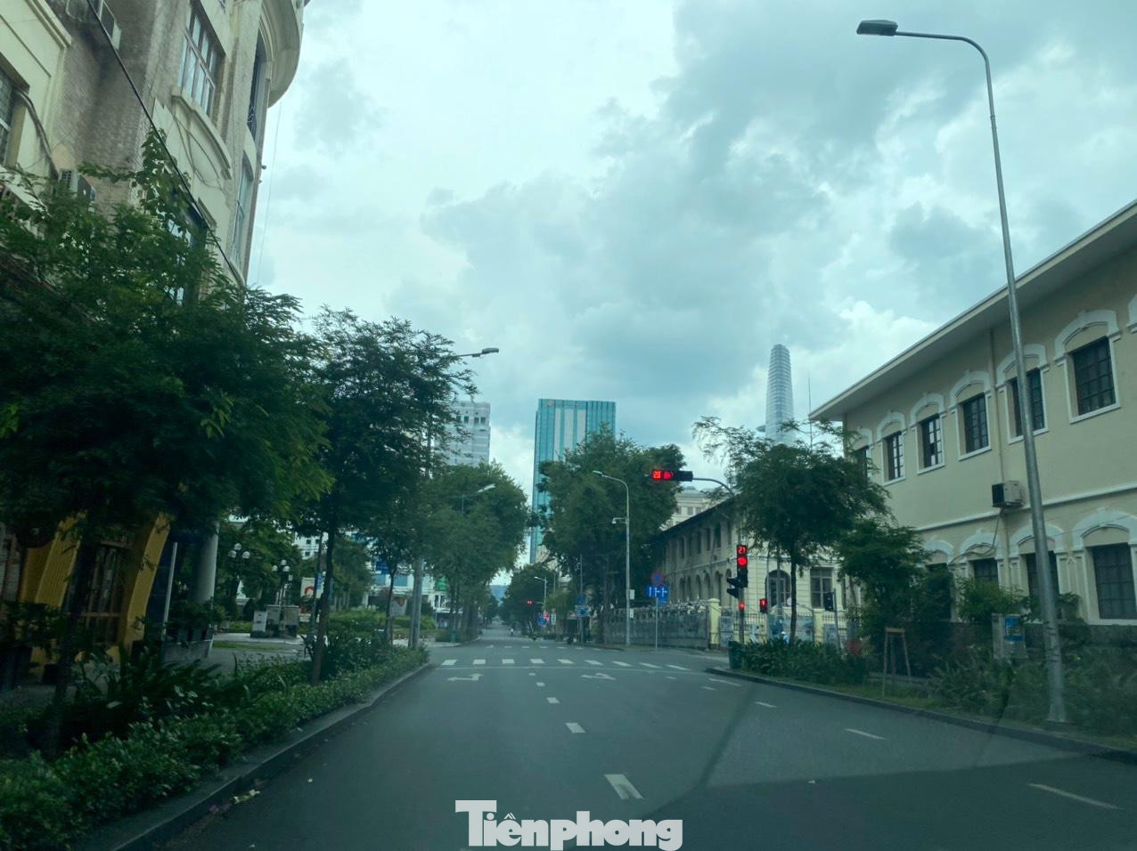 Các nẻo đường đều im lìm. Các nẻo đường đều im lìm.