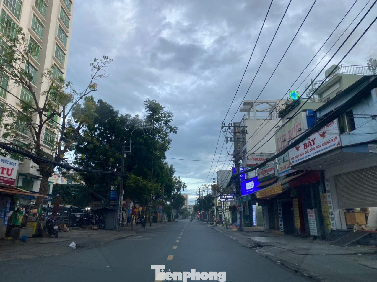 Hôm nay (28/7) là ngày thứ 3 TPHCM nâng cấp mức độ giãn cách xã hội, yêu cầu người dân không ra đường từ 18 giờ đến 5 giờ sáng hôm sau.