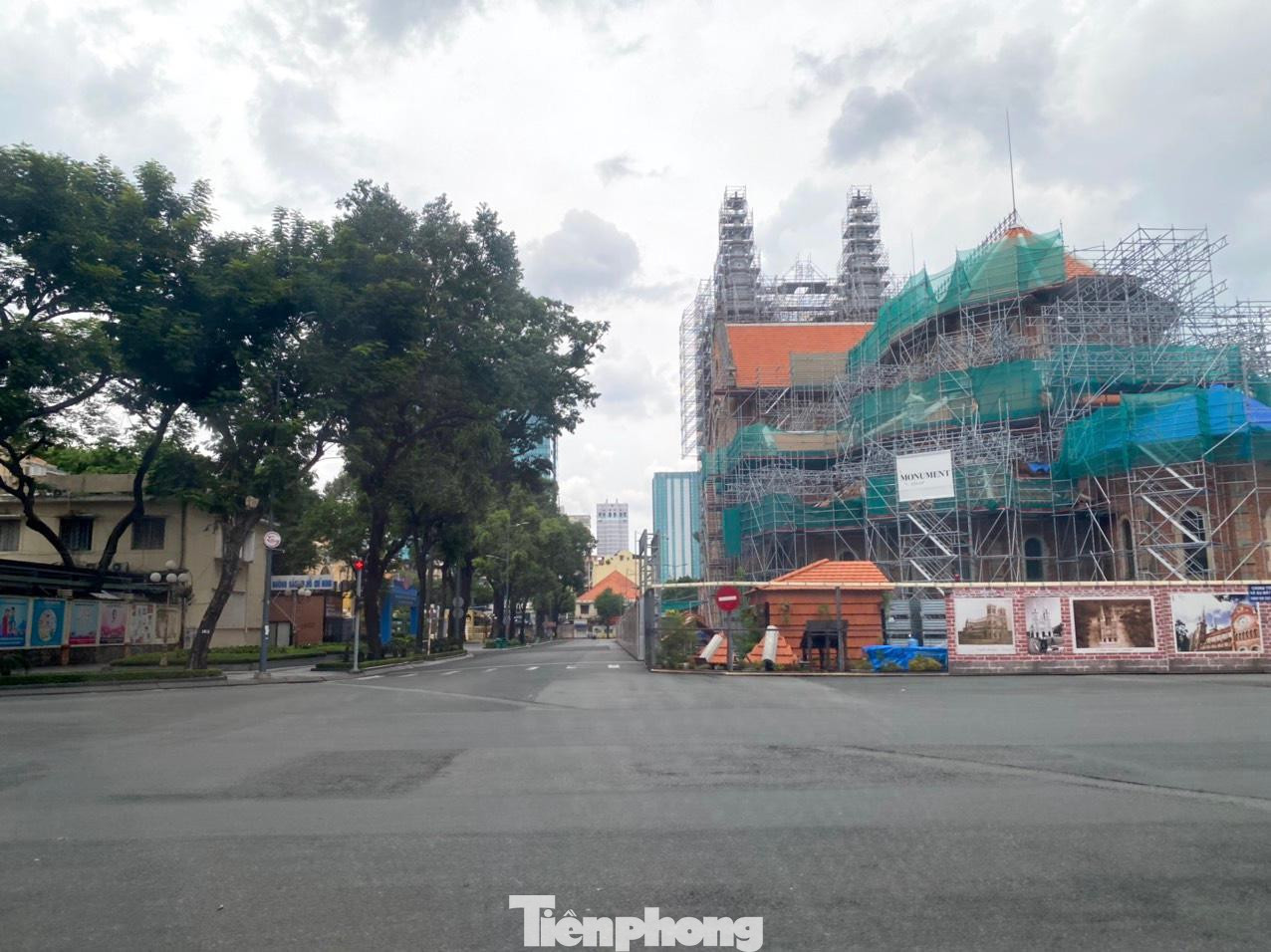 Đường phố không một bóng người. Đường phố không một bóng người.