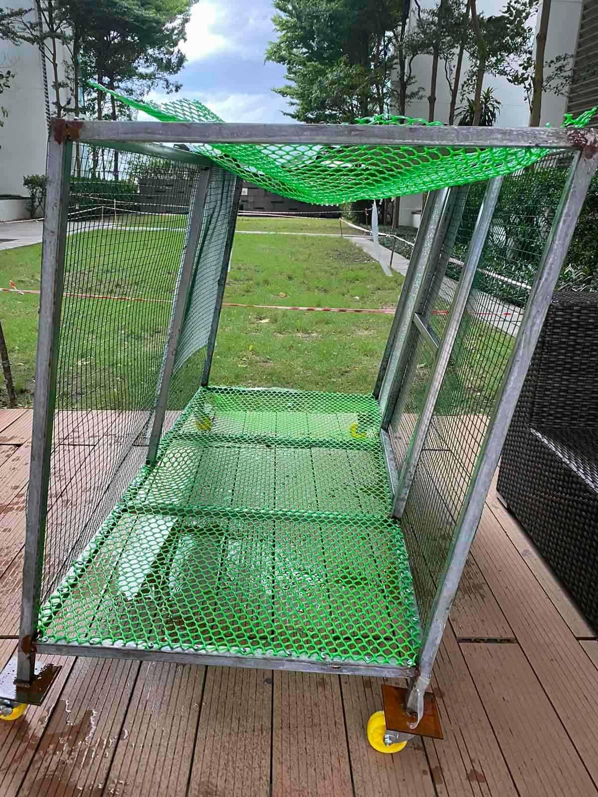 Nhiều cư dân chung cư The Vista cảm thấy bất an khi chuồng thú lớn, làm bằng khung sắt bay từ tầng 23 xuống đất.