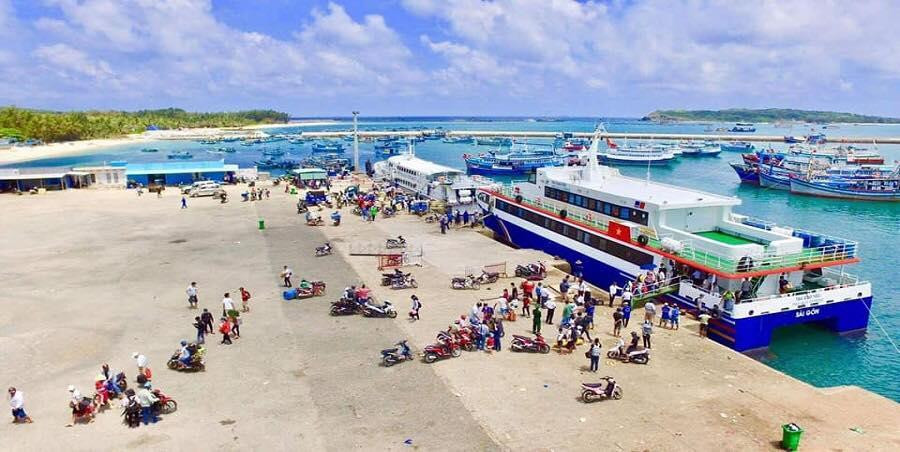 Tàu khách trên tuyến Phan Thiết-Phú Quý chỉ bán vé và cho lên tàu những người đang sinh sống trên địa bàn huyện Phú Quý. Tàu khách trên tuyến Phan Thiết-Phú Quý chỉ bán vé và cho lên tàu những người đang sinh sống trên địa bàn huyện Phú Quý.