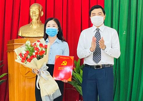 Ông Nguyễn Hoài Anh trao quyết định và tặng hoa chúc mừng bà Lê Thị Bích Liên giữ chức Bí thư Huyện ủy Hàm Thuận Nam.