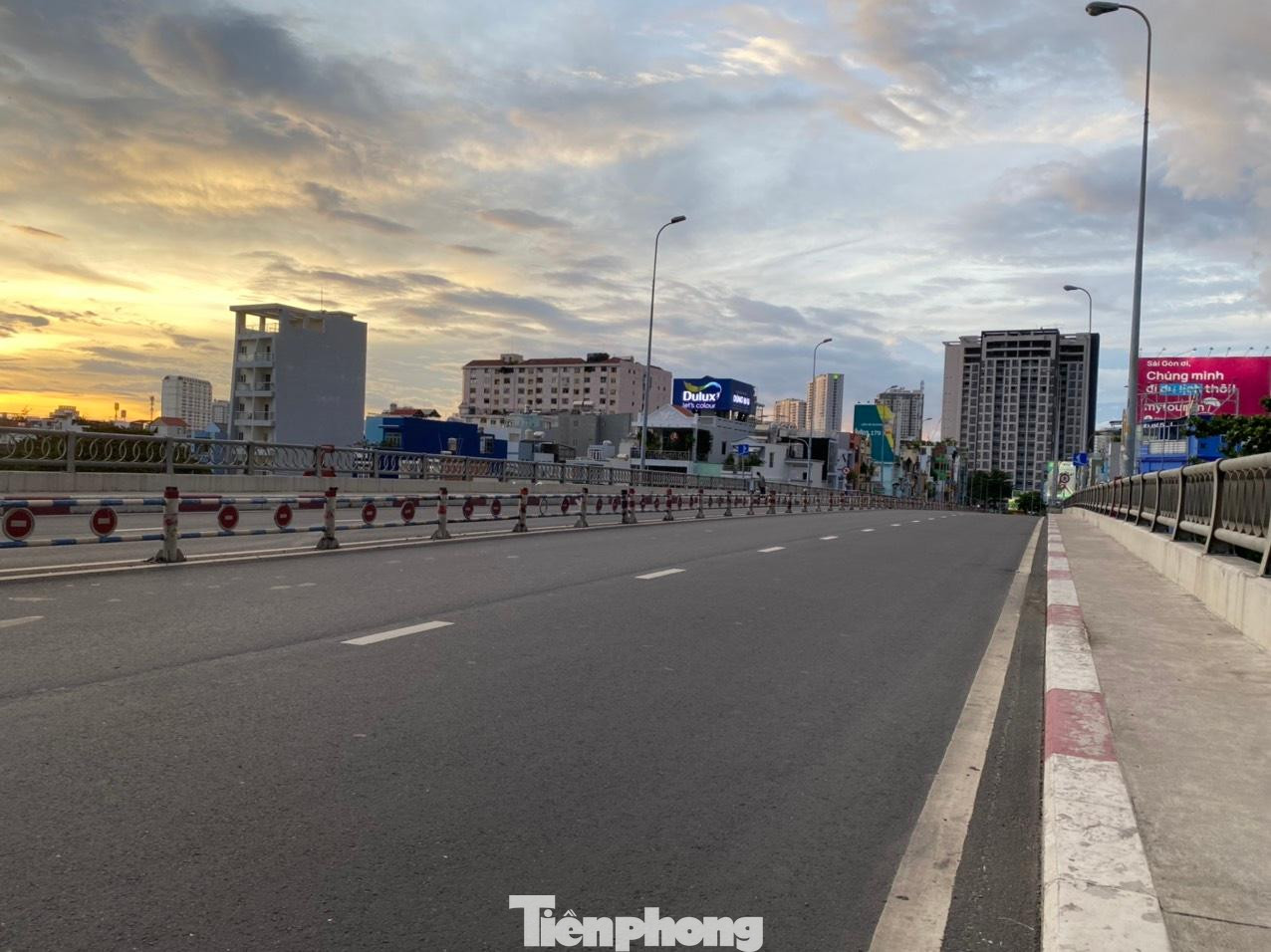 Khi chiều buông, người Sài Gòn đã về nhà, tuân thủ nghiêm yêu cầu của UBND TPHCM để phòng chống dịch COVID-19.