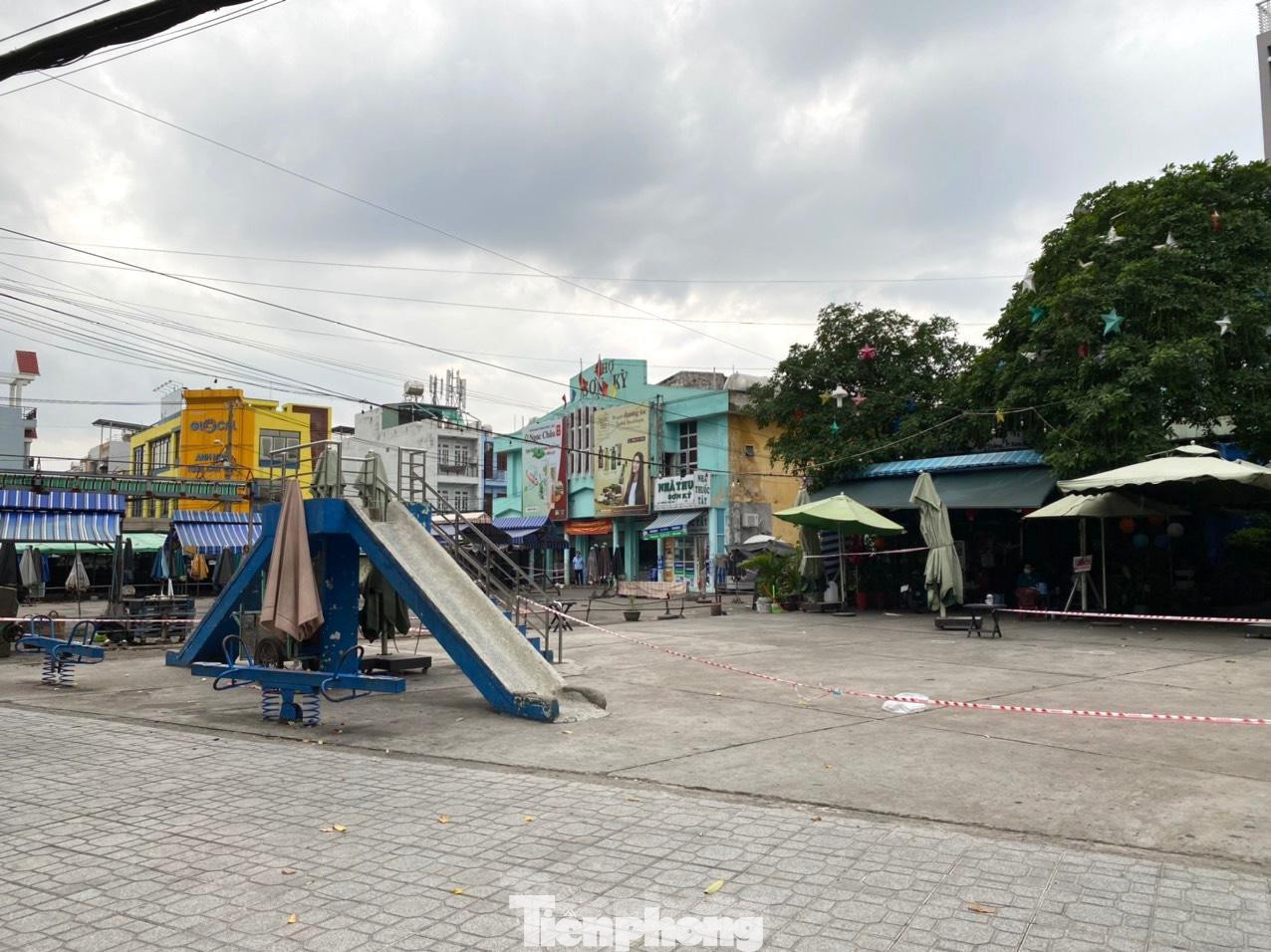 Ngày 25/6, Trung tâm Kiểm soát bệnh tật TPHCM (HCDC) cho biết tính đến nay, quận Tân Phú đã ghi nhận 64 ca mắc COVID-19 liên quan đến chợ Sơn Kỳ. Chuỗi lây nhiễm này được phát hiện từ ca chỉ điểm là BN 13432 và 13435, có liên quan đến chuỗi lây tại chợ đầu mối Hóc Môn.