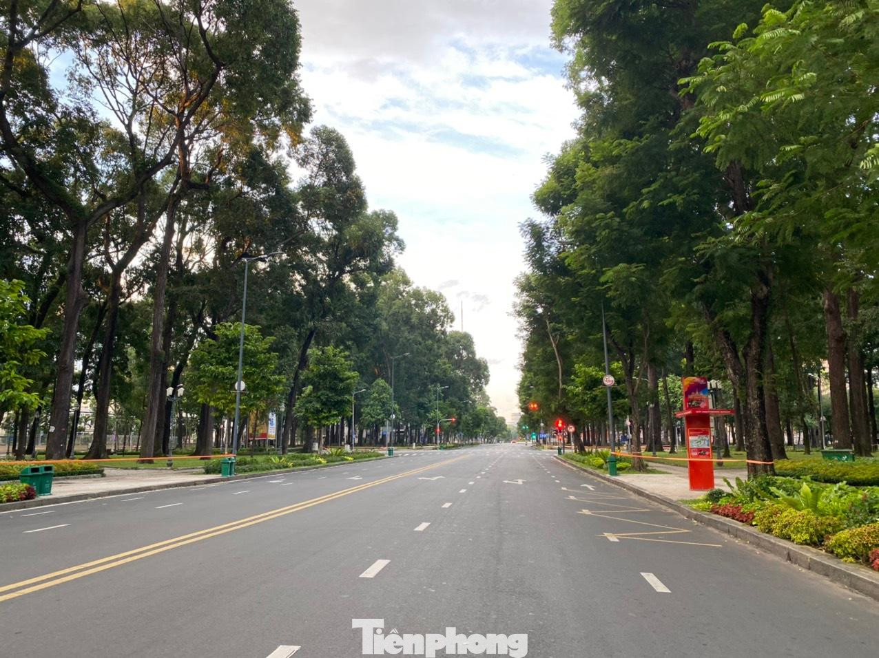 Đường Lê Duẩn, quận 1 cũng không một bóng xe.