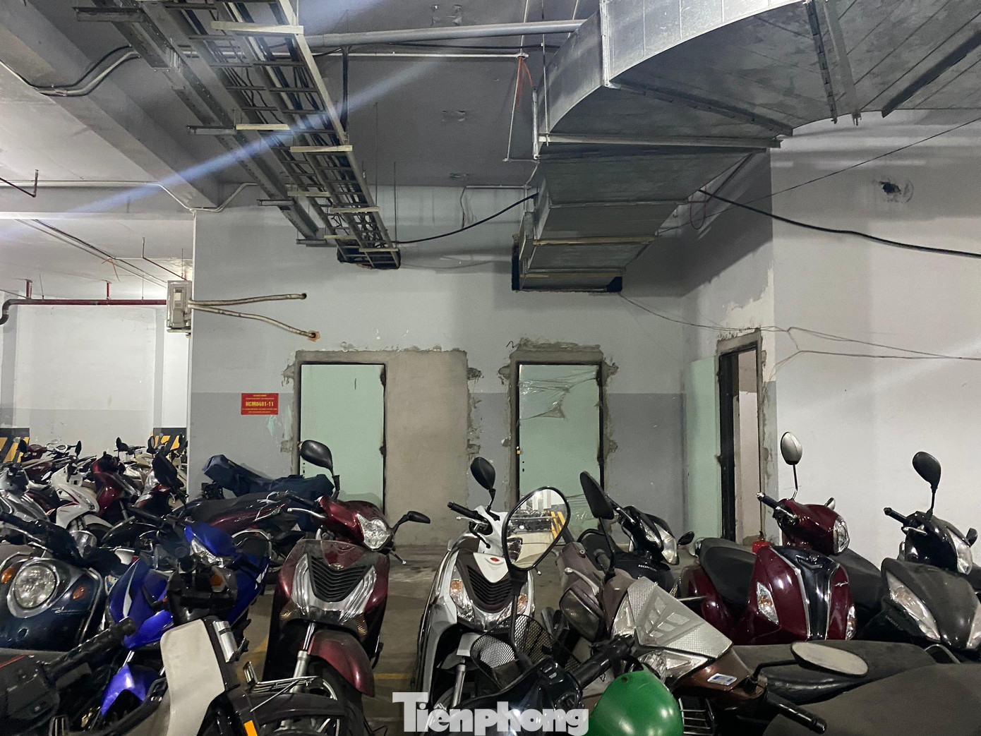 Dù công trình còn rất ngổn ngang, chưa hoàn thiện, chưa nghiệm thu nhưng hàng trăm hộ dân đã chuyển vào sống trong chung cư bất chấp nguy hiểm.