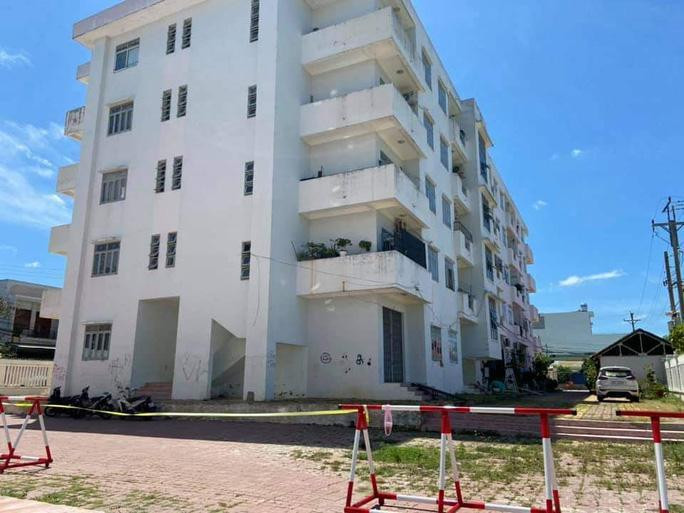 Bình Thuận phong tỏa khu C, chung cư Văn Thánh, TP. Phan Thiết nơi nữ bác sĩ nghi nhiềm COVID-19 sinh sống. Bình Thuận phong tỏa khu C, chung cư Văn Thánh, TP. Phan Thiết nơi nữ bác sĩ nghi nhiềm COVID-19 sinh sống.