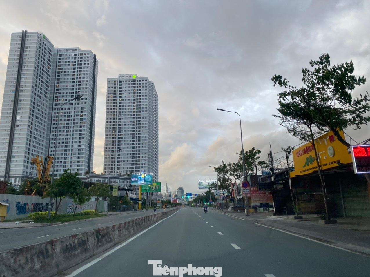 Đường phố vắng thênh thang.