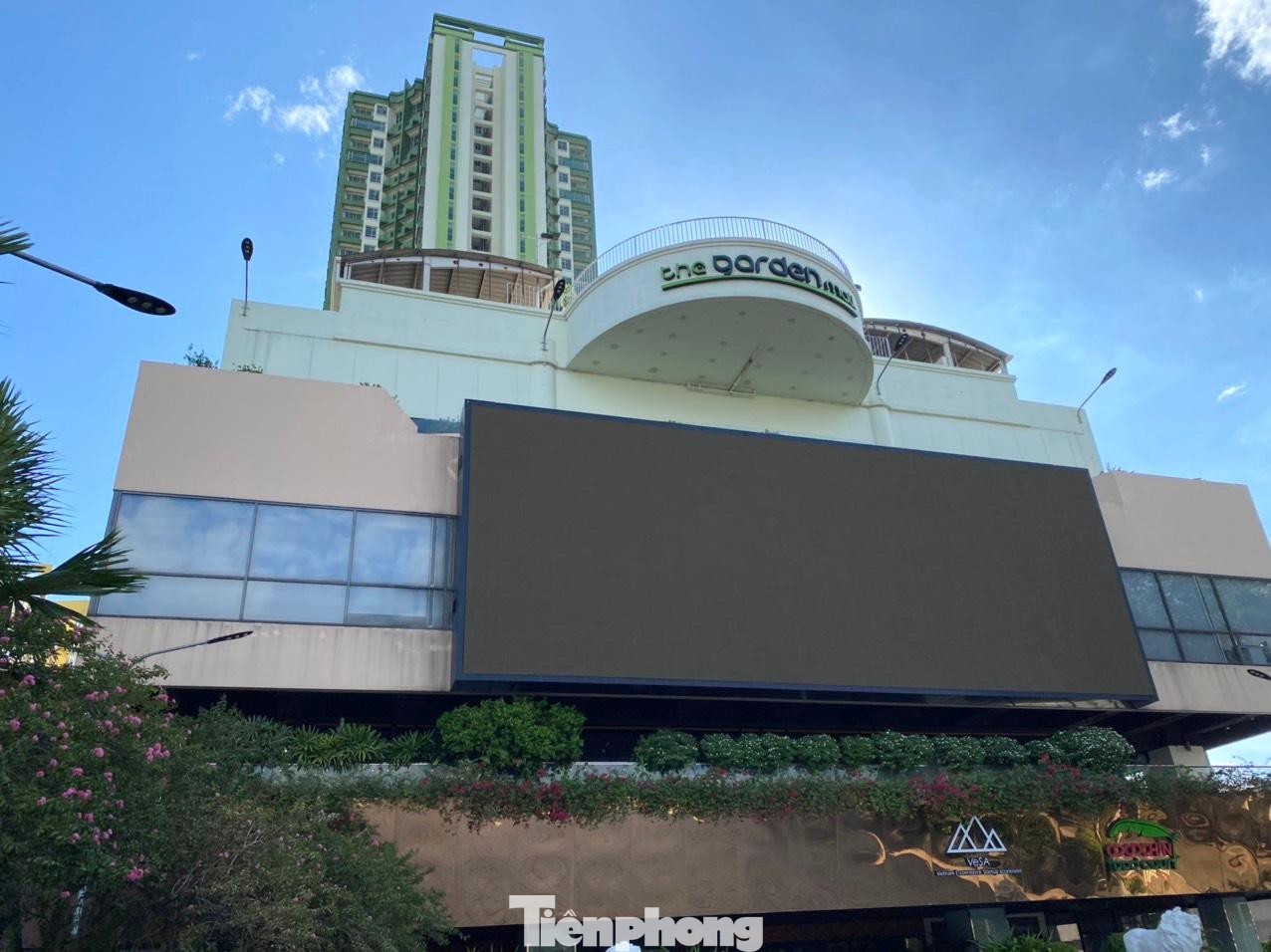 Khu thương mại chiếm 20.000 m2, diện tích nhà để xe rộng 10.000 m2 và câu lạc bộ thể thao giải trí rộng 10.000 m2.