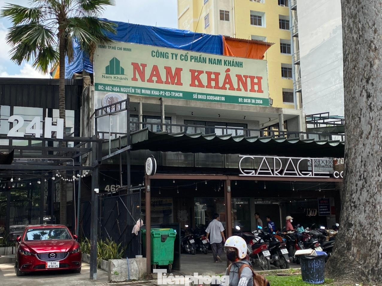 UBND TPHCM yêu cầu thực hiện cưỡng chế thu hồi đất và di dời văn phòng đại diện Công ty TNHH Tân Thành (Khánh Hòa), Công ty CP Nam Khánh và Công ty CP Bất động sản Tân Thành Mỹ ra khỏi khu đất để giao mặt bằng cho nhà đầu tư thực hiện dự án. Tuy nhiên, hiện nay 3 công ty này vẫn đang tồn tại ở số nhà 462-464 đường Nguyễn Thị Minh Khai quận 3.