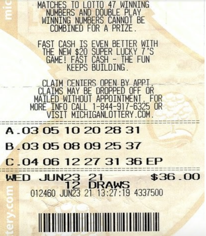 Tấm vé trúng thưởng với dãy số dự thưởng mà người đàn ông kiên trì theo đuổi trong nhiều năm. Tấm vé trúng thưởng với dãy số dự thưởng mà người đàn ông kiên trì theo đuổi trong nhiều năm.