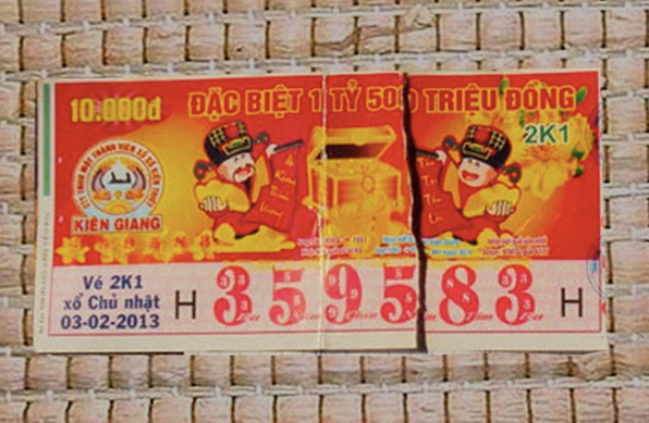 Vé số bị rách nát có thể bị từ chối. Vé số bị rách nát có thể bị từ chối.