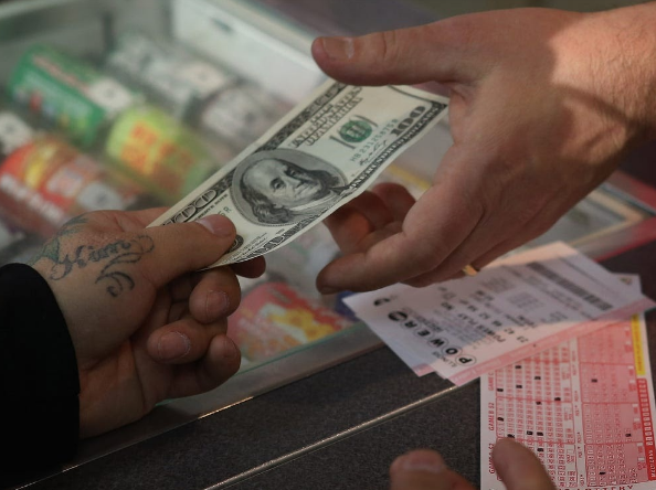 Hy hữu chuyện trúng độc đắc nhờ chỉ nuôi một dãy số suốt 3 thập kỷ. Hy hữu chuyện trúng độc đắc nhờ chỉ nuôi một dãy số suốt 3 thập kỷ.