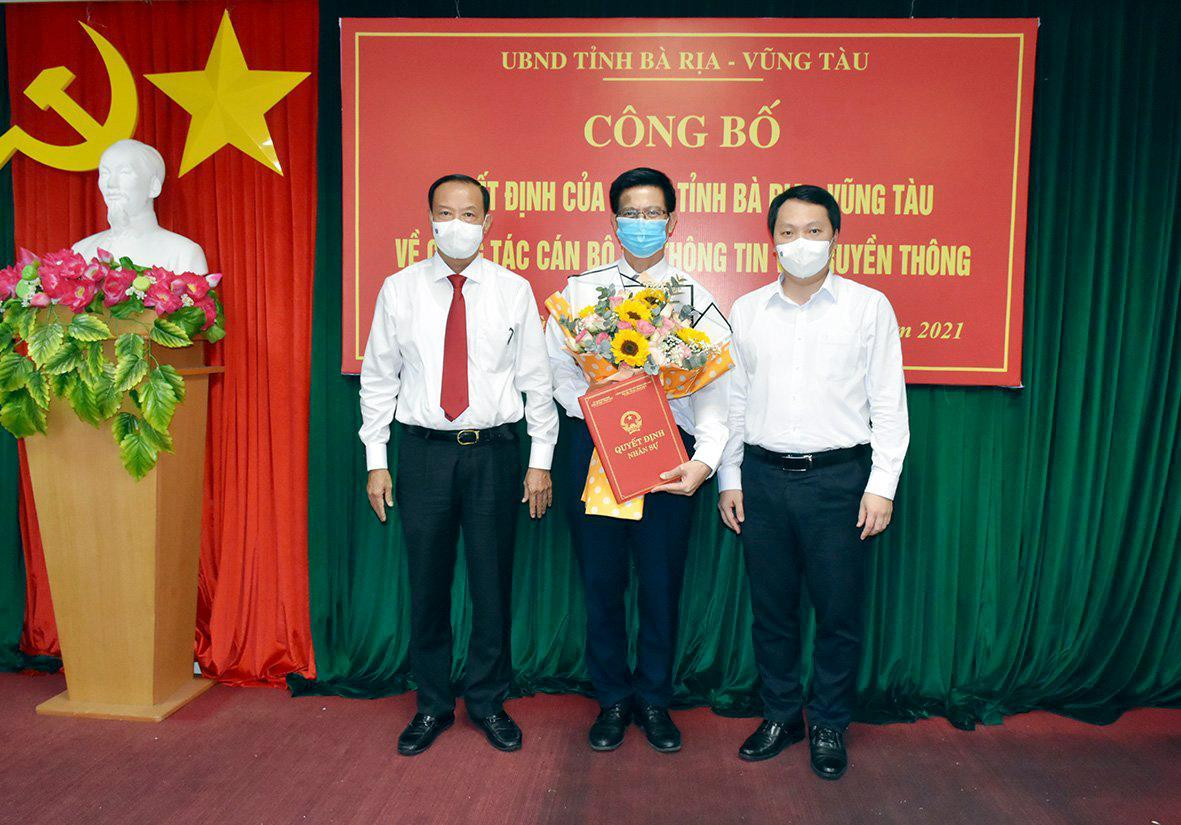 Ông Nguyễn Huy Dũng, Thứ trưởng Bộ Thông tin Truyền thông (bìa phải) và ông Nguyễn Văn Thọ, Chủ tịch UBND tỉnh Bà Rịa-Vũng Tàu (bìa trái) trao Quyết định phân công giữ chức vụ Giám đốc Sở Thông tin Truyền thông cho ông Lê Văn Tuấn.