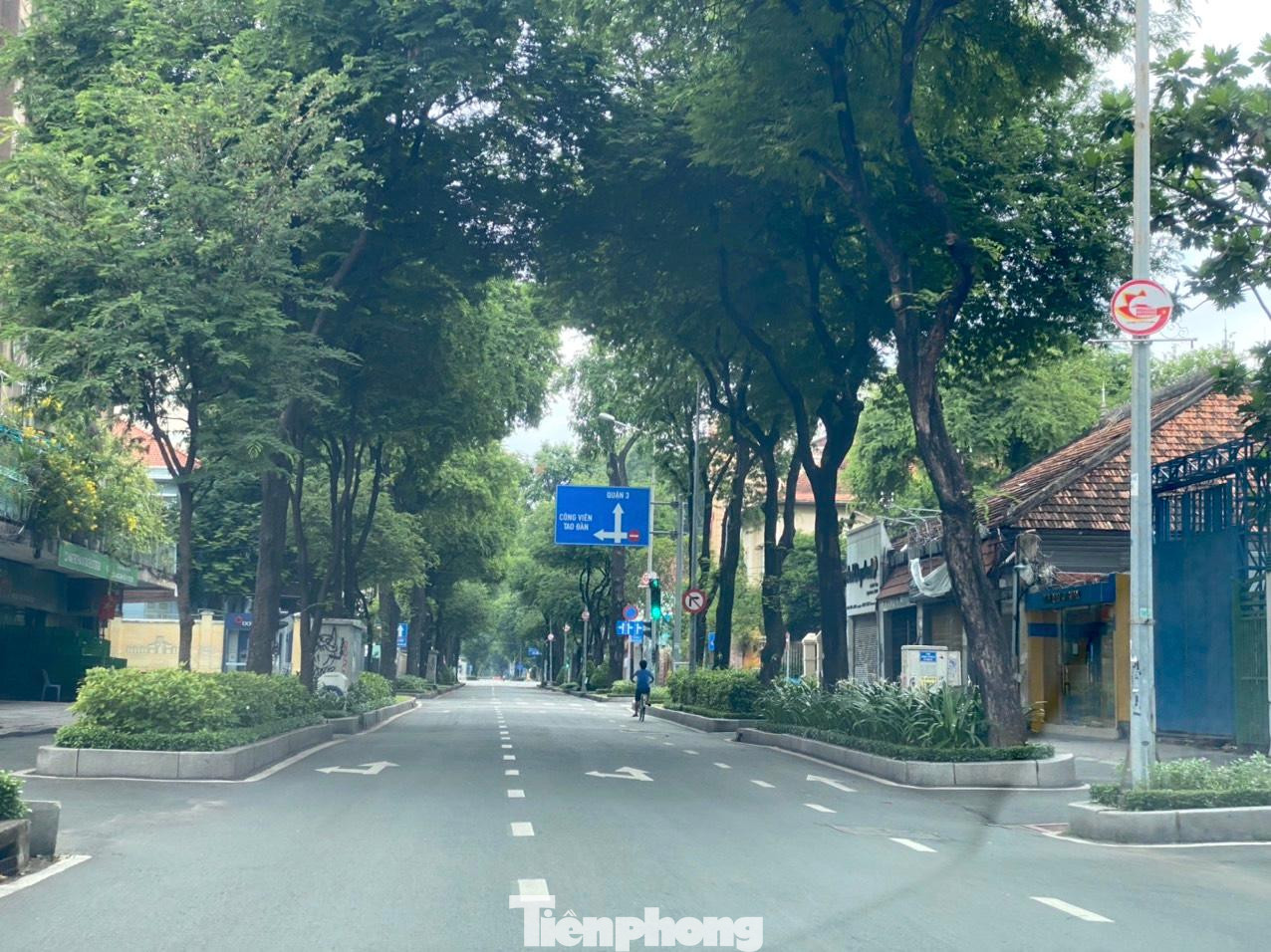 Luôn luôn làm tốt công tác giáo dục, quản lý bộ đội duy trì nghiêm túc lễ tiết, tác phong quân nhân, sẵn sàng xả thân chống dịch làm sáng đẹp hình ảnh 'Bộ đội Cụ Hồ' trong lòng nhân dân. Luôn luôn làm tốt công tác giáo dục, quản lý bộ đội duy trì nghiêm túc lễ tiết, tác phong quân nhân, sẵn sàng xả thân chống dịch làm sáng đẹp hình ảnh 'Bộ đội Cụ Hồ' trong lòng nhân dân.