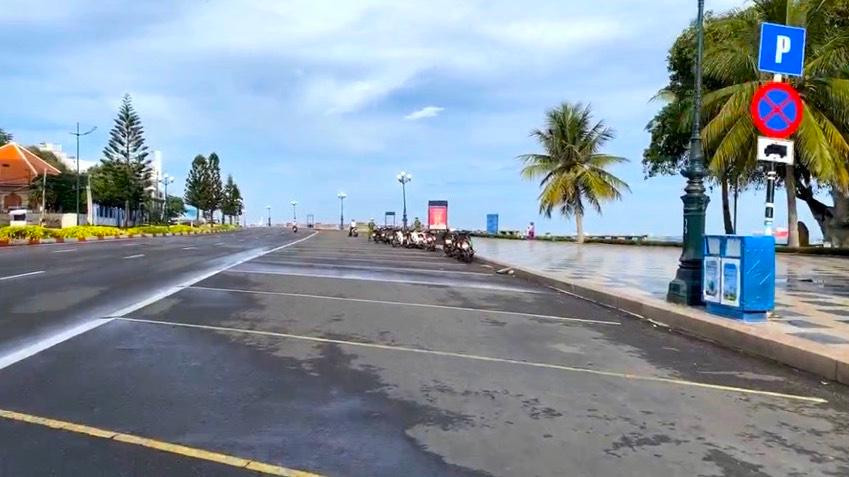 Trước đó, vào tối 12/7, ông Phạm Viết Thanh, Bí thư Tỉnh ủy, Chủ tịch HĐND tỉnh Bà Rịa-Vũng Tàu đã chủ trì cuộc họp khẩn của Ban Thường vụ Tỉnh ủy bàn các giải pháp ứng phó với diễn biến phức tạp của dịch COVID-19 trên địa bàn TP.Vũng Tàu.