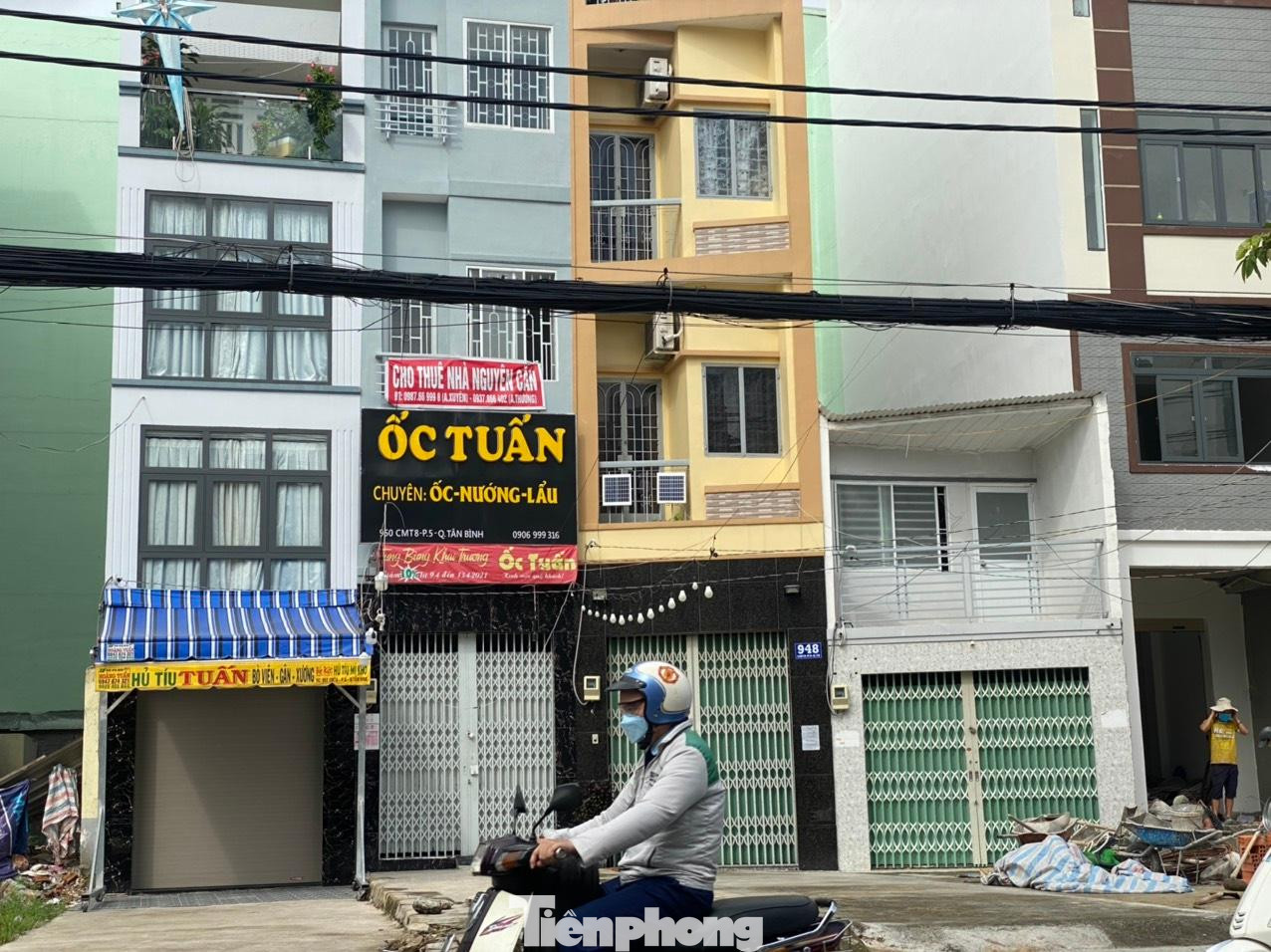 Một số chủ nhà vẫn giữ chính sách ưu đãi cho các khách thuê hiện hữu và khách thuê mới nhưng vẫn gặp khó khăn trong việc tìm khách thuê. Bà Võ Khánh Trang, Trưởng bộ phận Nghiên cứu Công ty Savills Việt Nam cho hay, trong 9 tháng đầu năm, số lượng mặt bằng nhà phố chào thuê ra thị trường ngày càng nhiều, nhưng tốc độ lấp đầy rất chậm.