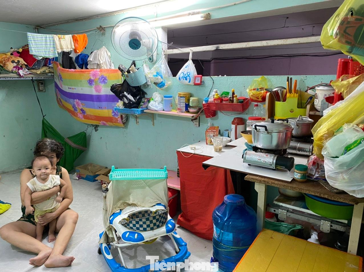 Anh Nguyễn Văn Tuấn (quê ở Cao Lãnh, Đồng Tháp) buôn bán tự do, thất nghiệp từ cuối tháng 5 tới nay. “Tháng trước, chủ nhà giảm 30% tiền trọ. Tháng này, tôi định xin chủ nhà cho nợ tiền trọ mà không biết như thế nào. Tiền hai vợ chồng dành dụm đã cạn rồi. Giờ về quê là không được nhưng ở lại thì không biết lấy gì ăn”, anh Tuấn nói. Trong ảnh: Mẹ vợ và con gái anh Tuấn trong căn phòng trọ rộng 10m2, cho 4 người sinh hoạt. Anh Nguyễn Văn Tuấn (quê ở Cao Lãnh, Đồng Tháp) buôn bán tự do, thất nghiệp từ cuối tháng 5 tới nay. “Tháng trước, chủ nhà giảm 30% tiền trọ. Tháng này, tôi định xin chủ nhà cho nợ tiền trọ mà không biết như thế nào. Tiền hai vợ chồng dành dụm đã cạn rồi. Giờ về quê là không được nhưng ở lại thì không biết lấy gì ăn”, anh Tuấn nói. Trong ảnh: Mẹ vợ và con gái anh Tuấn trong căn phòng trọ rộng 10m2, cho 4 người sinh hoạt.