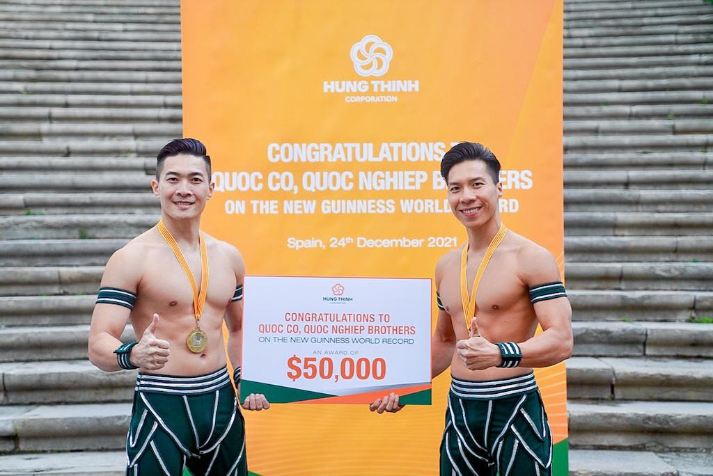 Quốc Cơ-Quốc Nghiệp nhận thưởng nóng từ Tập đoàn Hưng Thịnh sau khi hoàn thành việc xác lập kỷ lục Guinness.
