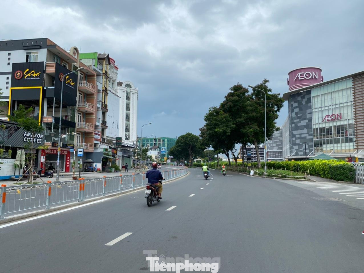 Ngày 25/6, nhiều khách hàng đến mua sắm tại siêu thị Aeon Mall Tân Phú Celadon tỏ ra bất ngờ khi siêu thị này đóng cửa, không nhận khách.