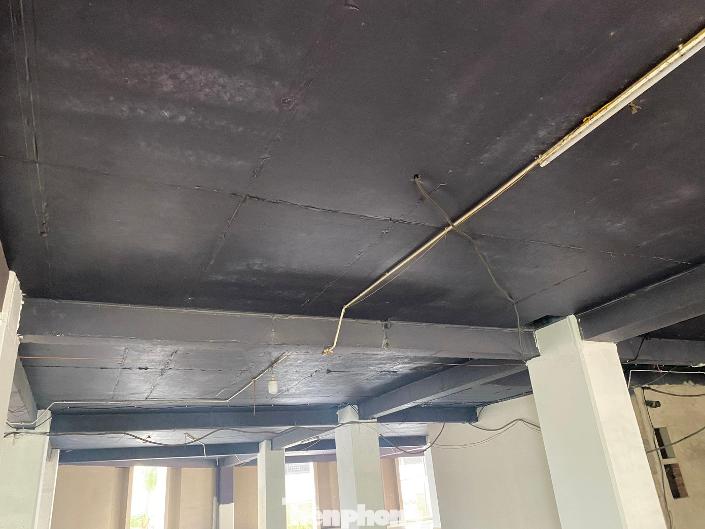 Hệ thống điện được câu kéo tạm bợ.