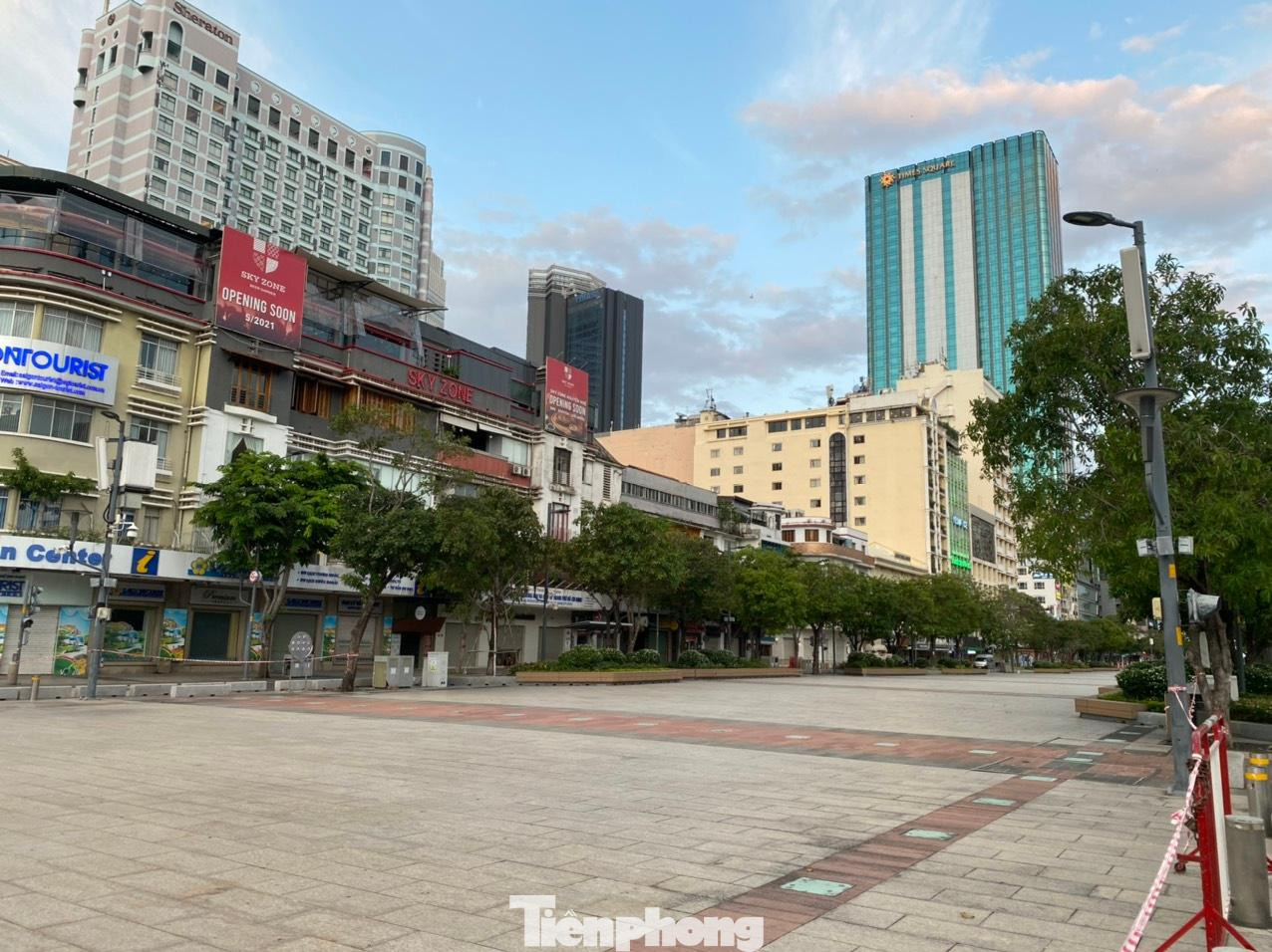 Phố đi bộ Nguyễn Huệ bị giăng dây.