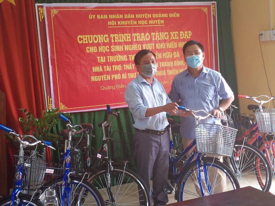 Đây là món quà mà trước đó, ngày 5/9/2021 thầy Trần Thanh Bình- nguyên Phó Bí thư Thường trực Tỉnh ủy Thừa Thiên Huế cùng Hội khuyến học Quảng Điền tại Thành Phố Huế do đồng chí Trần Phước Hinh- nguyên Bí thư huyện ủy Quảng Điền, nguyên Phó Ban Tổ chức Tỉnh ủy, đã về thăm trường và trao 10 chiếc xe đạp trị giá hơn 20 triệu đồng cho học sinh có hoàn cảnh khó khăn vươn lên trong học tập. Đây là món quà mà trước đó, ngày 5/9/2021 thầy Trần Thanh Bình- nguyên Phó Bí thư Thường trực Tỉnh ủy Thừa Thiên Huế cùng Hội khuyến học Quảng Điền tại Thành Phố Huế do đồng chí Trần Phước Hinh- nguyên Bí thư huyện ủy Quảng Điền, nguyên Phó Ban Tổ chức Tỉnh ủy, đã về thăm trường và trao 10 chiếc xe đạp trị giá hơn 20 triệu đồng cho học sinh có hoàn cảnh khó khăn vươn lên trong học tập.
