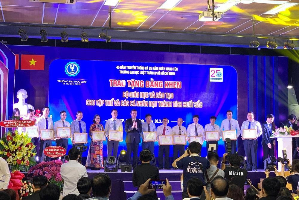 Nhiều cá nhân được tặng bằng khen tại lễ kỷ niệm 45 năm ngày truyền thống và 25 năm nhà trường mang tên trường ĐH Luật TP. HCM,