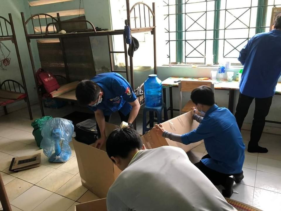 Theo ông Tăng Hữu Thủy, Giám đốc Trung tâm quản lý Ký túc xá ĐHQG TP. HCM, hiện nay đa số sinh viên đã dọn ra ngoài để chuẩn bị đón người cách ly. Công tác dọn dẹp sẽ làm theo phương án là dọn theo từng cụm nhà, lần lượt từng tòa nhà. Ảnh: P. Q.