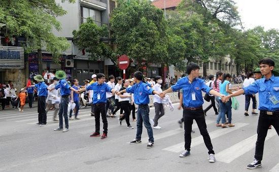 Năm nay, chương trình “Tiếp sức mùa thi 2021” tại TP. HCM thu hút hơn 8.700 sinh viên tình nguyện tham gia 19 đội hình. Năm nay, chương trình “Tiếp sức mùa thi 2021” tại TP. HCM thu hút hơn 8.700 sinh viên tình nguyện tham gia 19 đội hình.